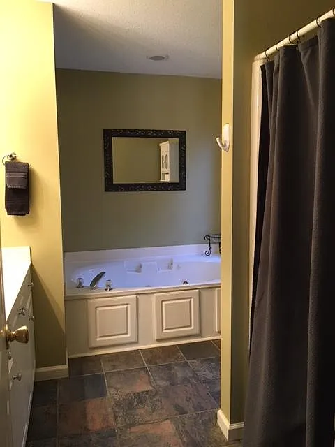 4 bed, $2,250 — Photo 3