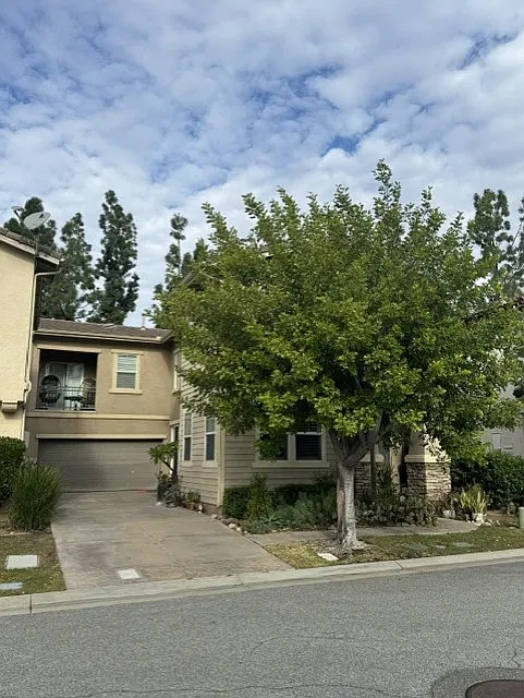 4 bed, 2.5 bath, 2208 sqft, $4,300 — Photo 2