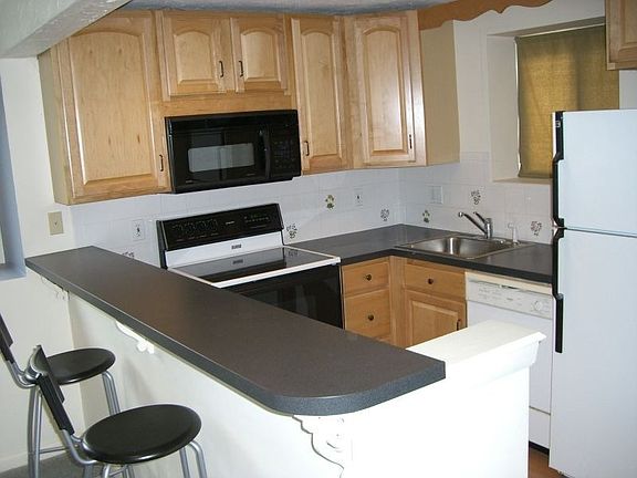 Updated kitchen with bar counter