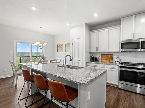 3rd image of 423 Greenwood Dr