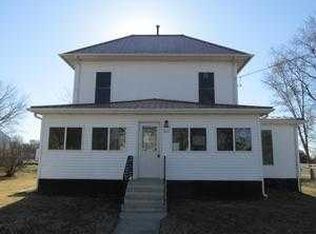 206 College St NE, Hopkinton, IA 52237