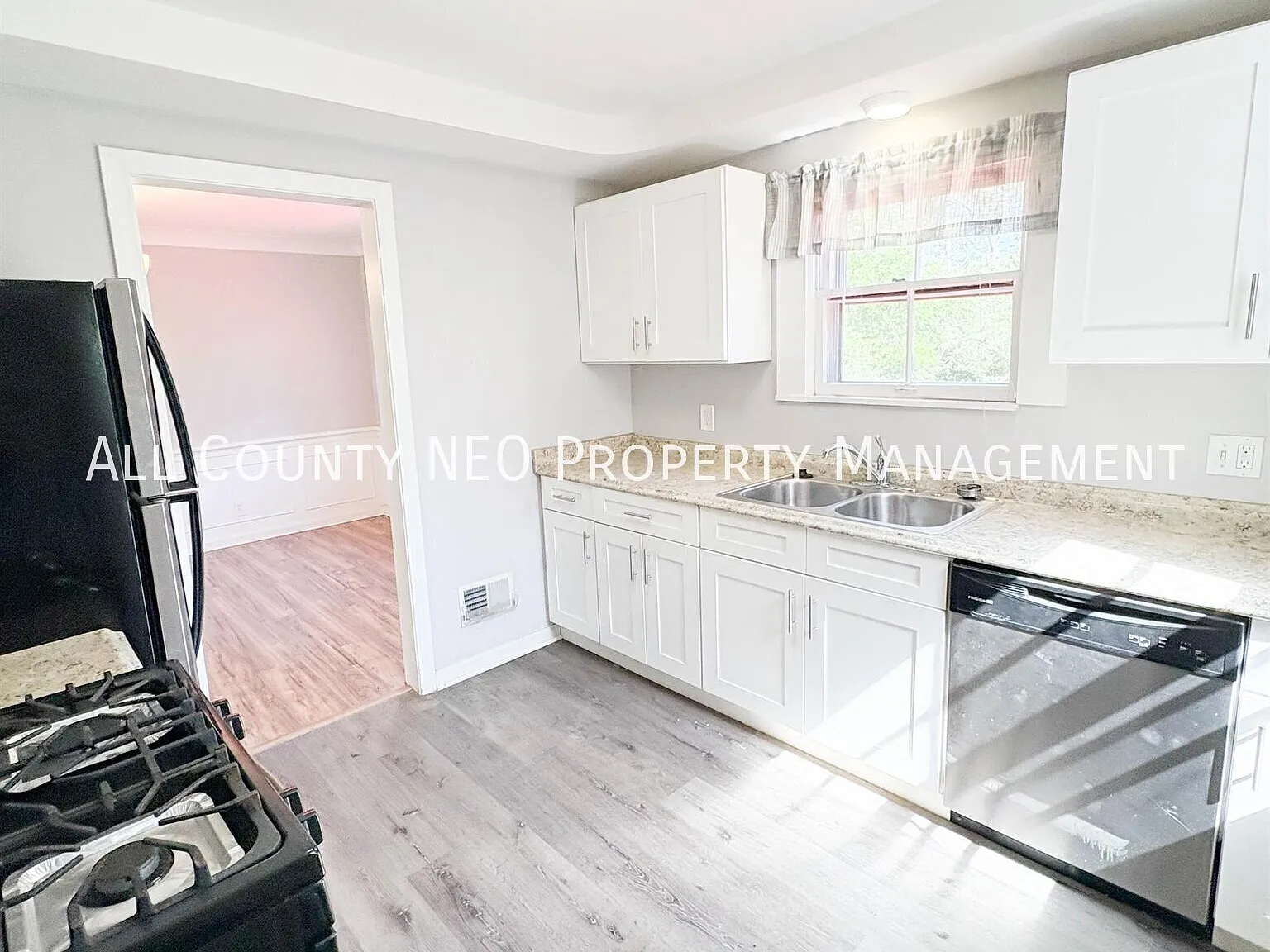 Spacious and charming 4-bedroom, 2-bath home in Cleveland Heights! — Photo 3