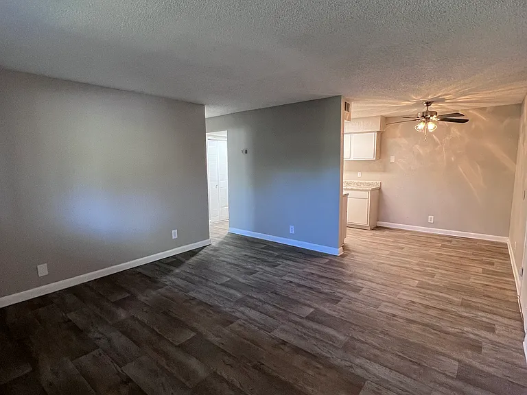 Bell Hollow Apartments — Photo 15