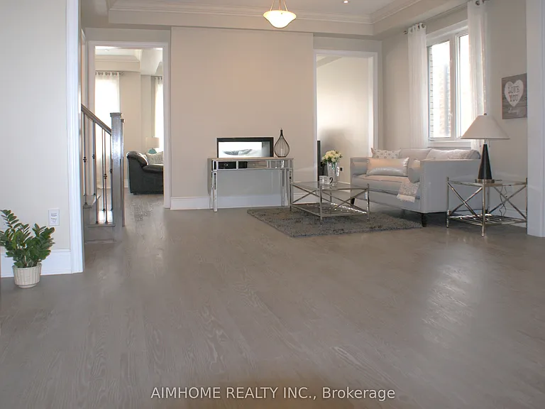 39 Scrivener Dr — Photo 6