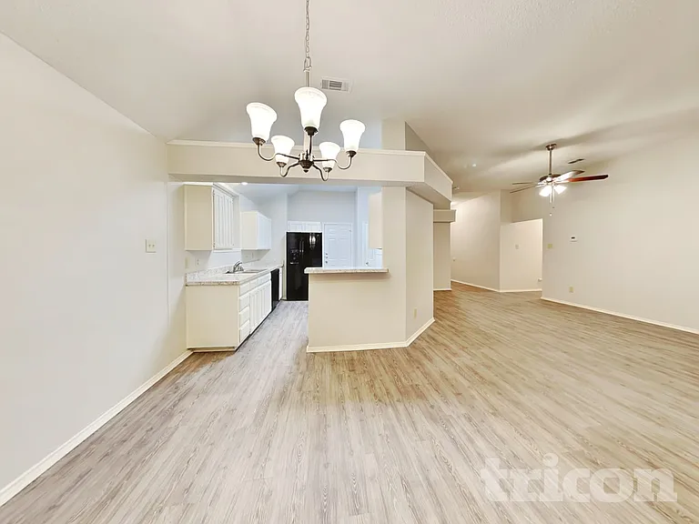 2851 Linden Ln — Photo 4