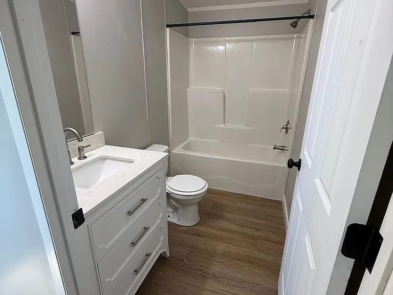 1323 Floyd Ave — Photo 4