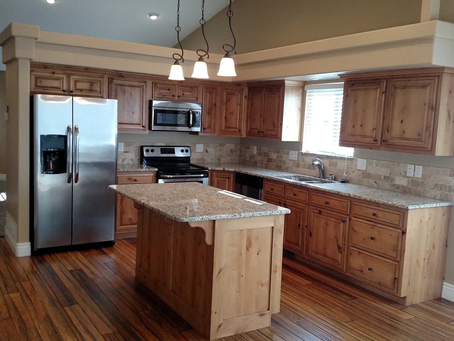 5 bed, $2,300 — Photo 1