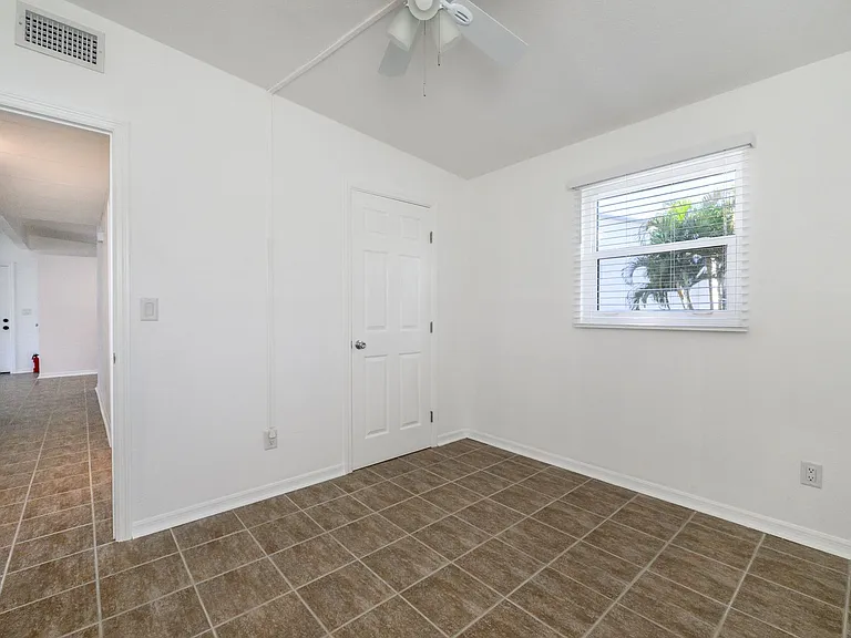 927 W Olympia Ave — Photo 31