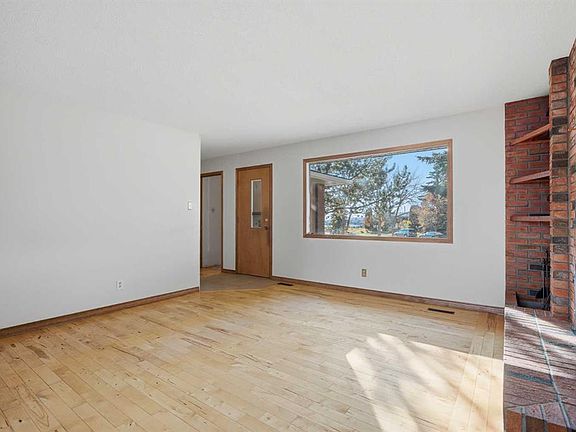4th image of 20 SW Blackthorn Pl NE