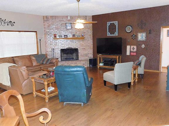 3rd image of 212 Meadowlakes Dr