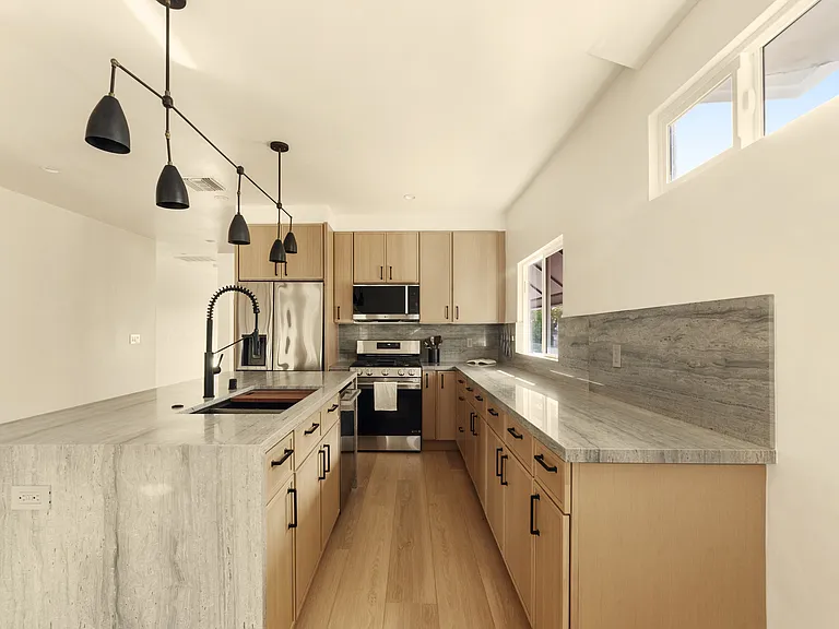2057 W 28th St — Photo 16