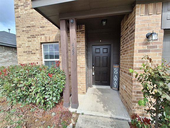 3rd image of 422 Barren Oak Ln