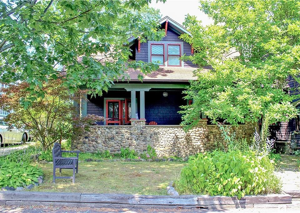 1st image of 10 Hurst Ave