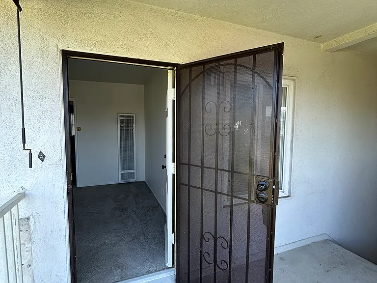 506 W Riggin St #1/2 — Photo 3