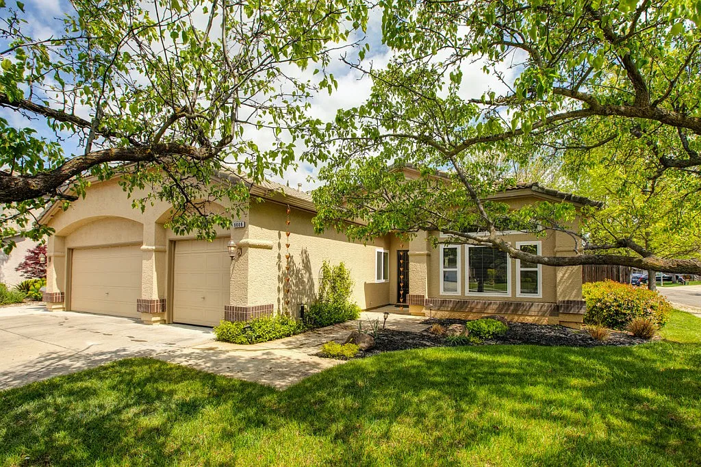 9009 N Camden Dr photo 1