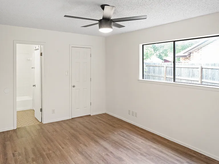 1203 Yorkshire Ln — Photo 6