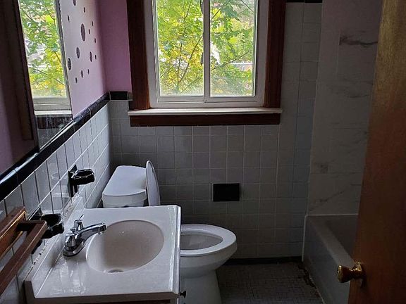 4th image of 7421 Auburn St
