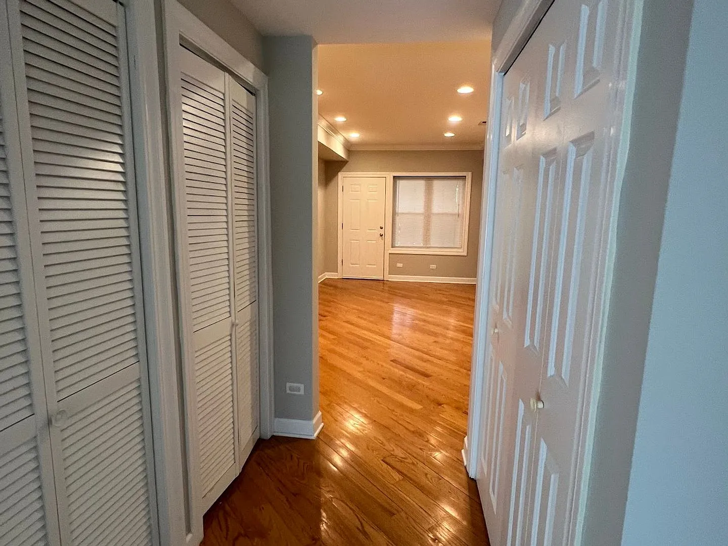 Well-Maintained West Rogers Park Apartments With Two Baths — Photo 3