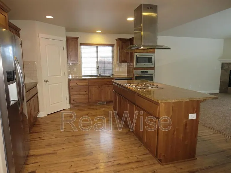 3006 NE Red Oak Dr — Photo 3