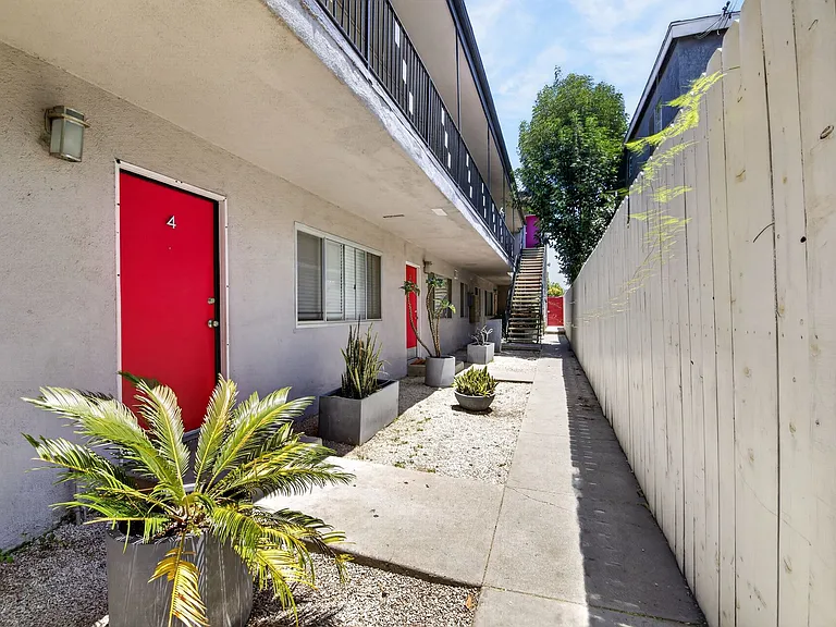 1121 Daisy Avenue — Photo 5