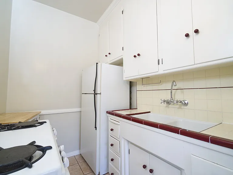 427 N Sierra Bonita Ave — Photo 2