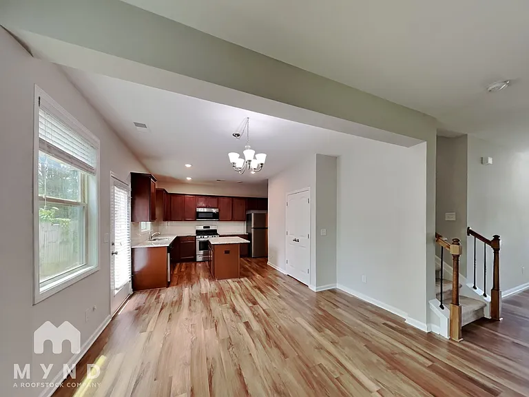 541 Lanier Ct — Photo 3