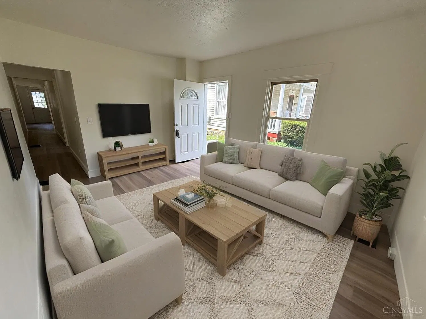 445 E Silver St — Photo 2