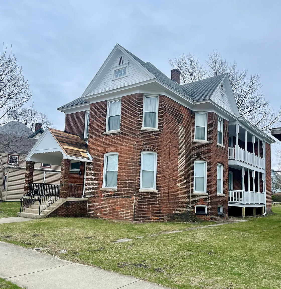 423 E 8th St photo 1