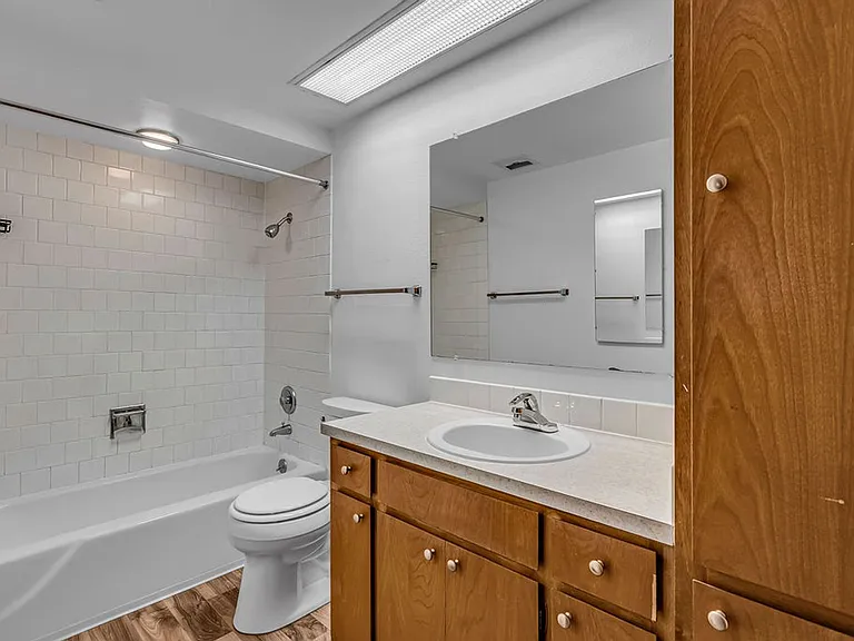 Kingcity Apartments — Photo 28