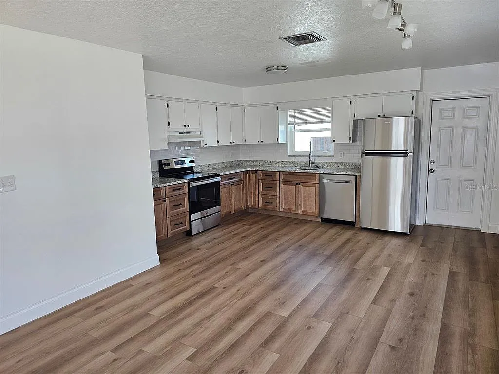 2 bed, 1.0 bath, 864 sqft, $2,200 — Photo 4