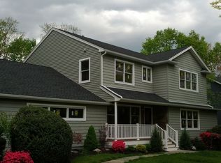912 Perry Ln, Teaneck, NJ 07666