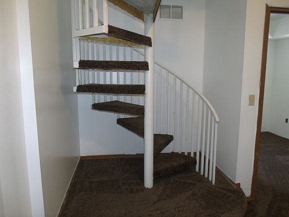 3rd image of 590 Parkview Dr APT 203