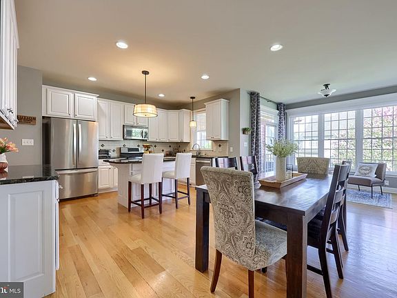4th image of 328 Cobblers Ct