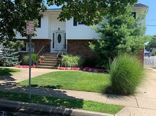 214 N Broome Ave, Lindenhurst, NY 11757