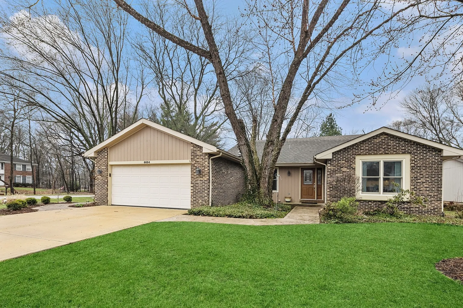 6634 Pinehurst Ct photo 1