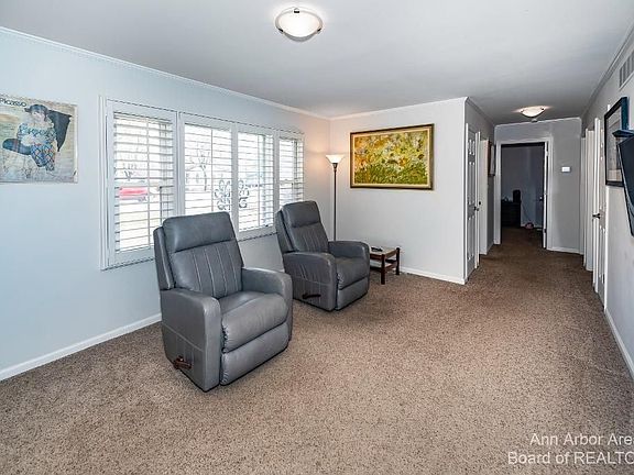 4th image of 45137 Paris Dr
