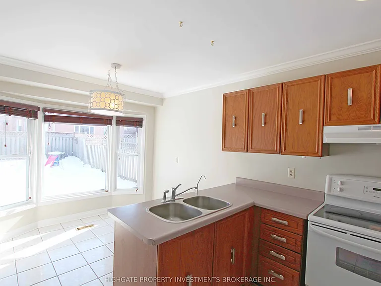 80 Hadden Cres — Photo 5