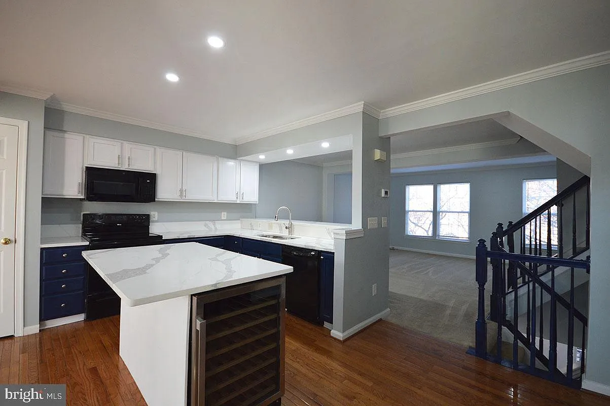 4 bed, 4.0 bath, 2068 sqft, $3,100 — Photo 2