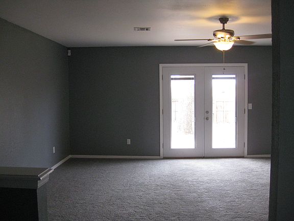 LR - NEW CARPET & PAINT