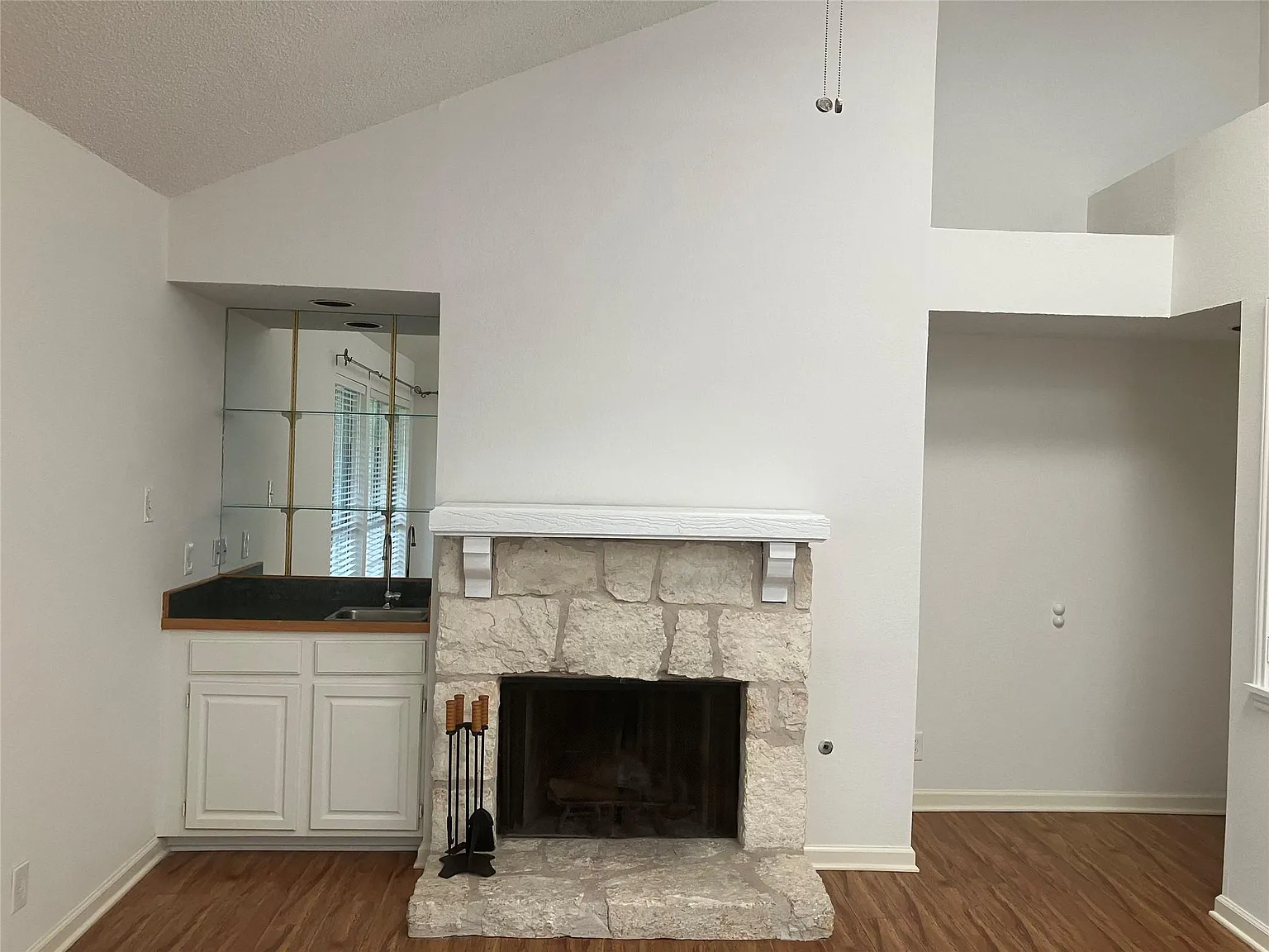 2 bed, 1.0 bath, 821 sqft, $1,595 — Photo 4