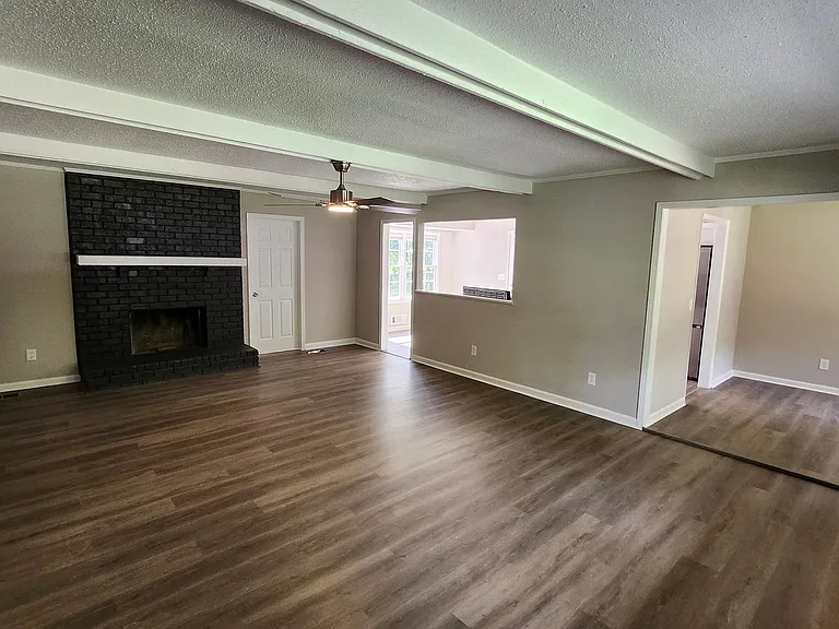 1007 Strawberry Ln — Photo 5