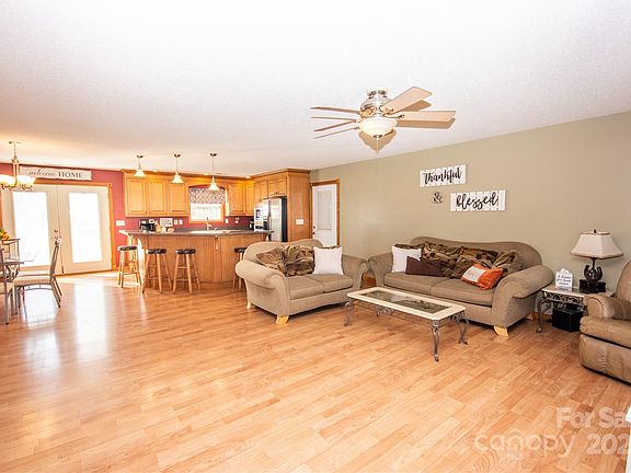 4th image of 3075 Sunset Dr