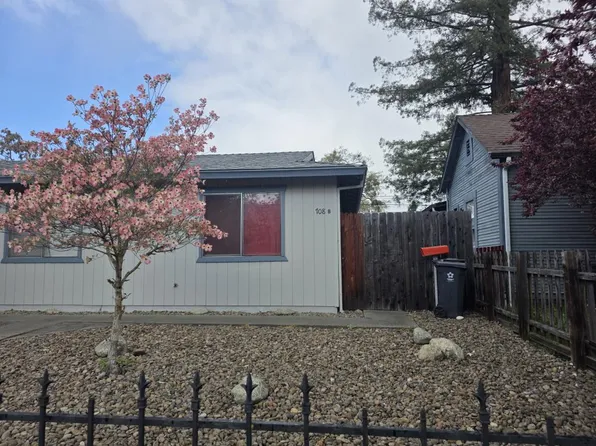 708 SW Bridge St APT B, Grants Pass, OR 97526