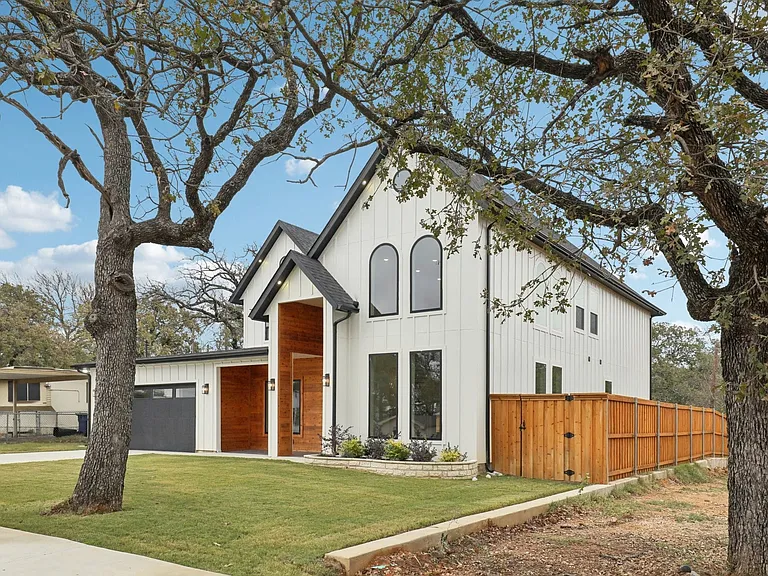1713 Highland Dr W — Photo 2