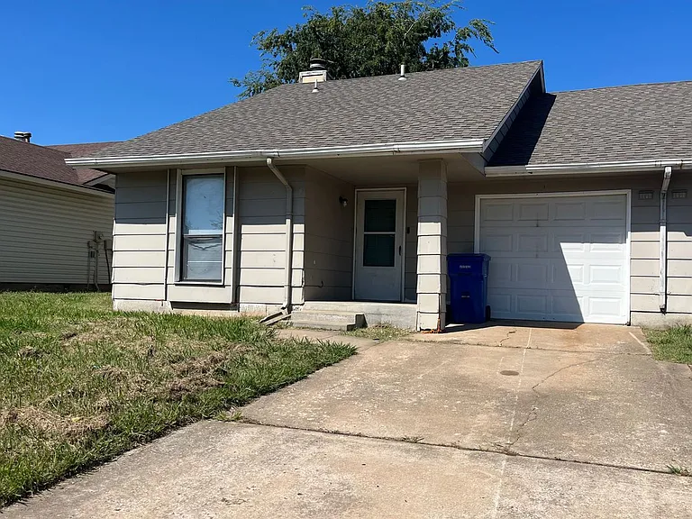 1402 W Lansing St — Photo 1