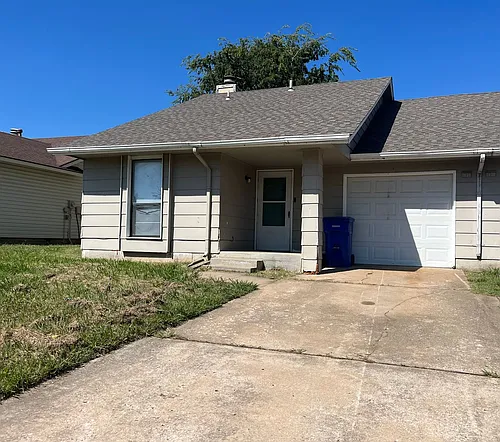 1402 W Lansing St Photo 1