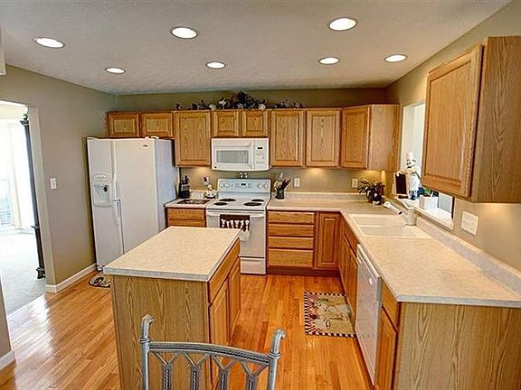 5th image of 2347 Featherston Dr