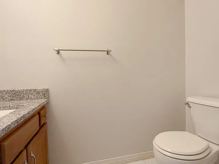 2404 Suwanee Ln — Photo 8