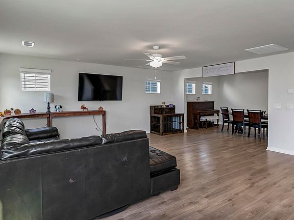 4th image of 535 Silverbow Dr