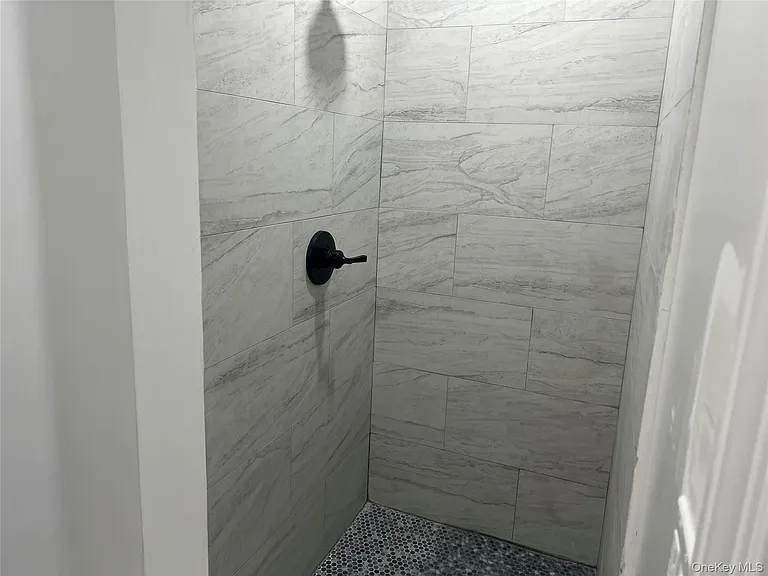 817 Onderdonk Ave #2R — Photo 8